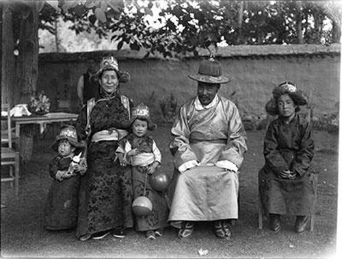 La famille du 14e dalaï-lama en 1947 (auteur : Amaury de Riencourt ; source : Wikimedia Commons)