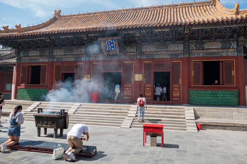 Des fidèles prient et brûlent des bâtonnets d'encens au temple Yonghegong de Pékin (photo : Elena Ettinger, juin 2019)