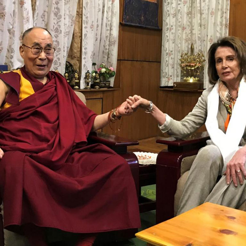 Le dalaï-lama et Nancy Pelosi (photo du Net)