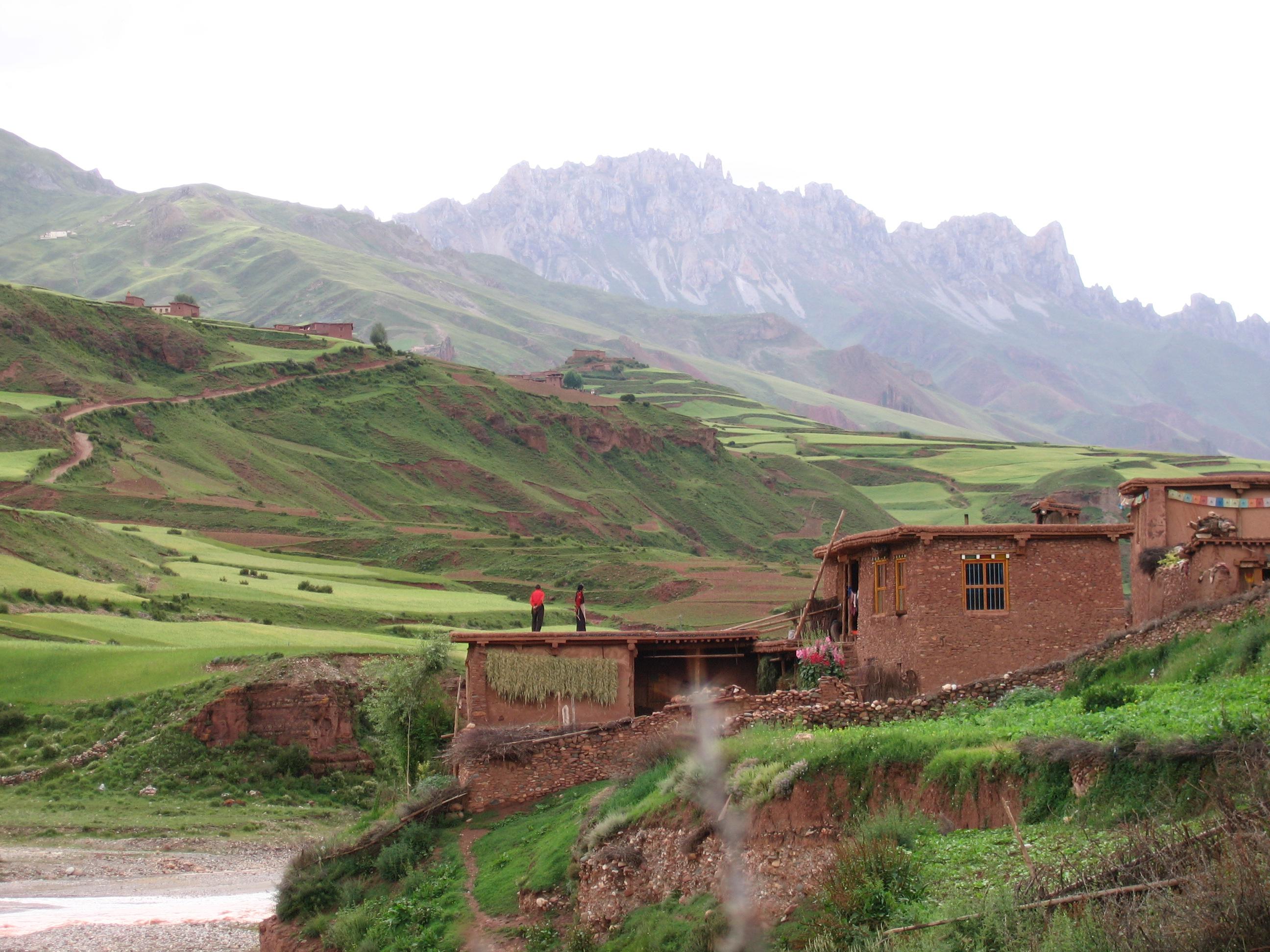 Village dans le nord tibétain (photo JPDesimpelaere 2005) 