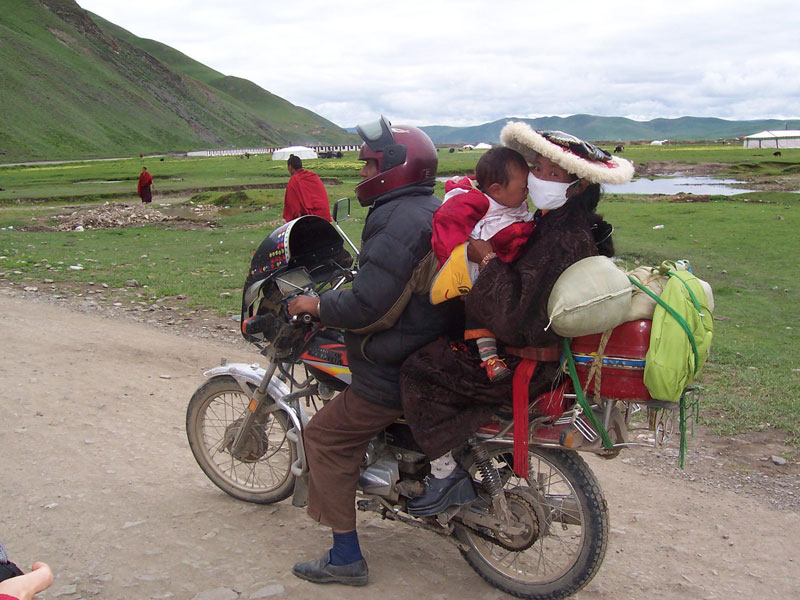 famille tibétaine au Qinghai (photo JP Desimpelare, 2005)
