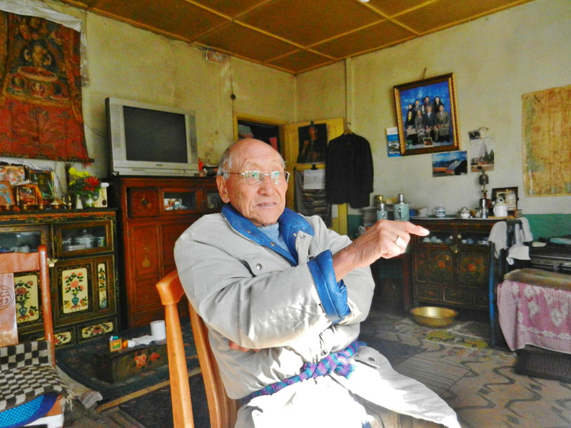 Tashi Tsering chez lui, à Lhassa, lors d'une visite d'André lacroix, son traducteur en français (photo Thérèse Deruyt, 2012)