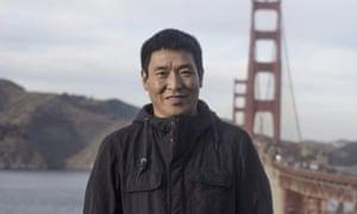 Dhondup Wangchen devant le Golden Gate Bridge à San Francisco (photo : theguardian.com)