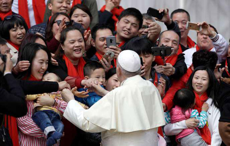 Le pape François rencontrant un groupe de catholiques chinois le 18 avril 2018 au Vatican (gregorio borgia/AP)