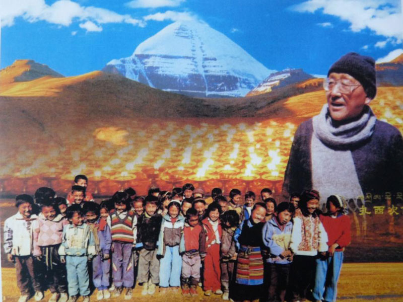Tashi Tsering (en médaillon) avec quelques-uns de ses 3000 enfants scolarisés