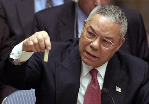 Le 5 février 2003, à l'ONU, Colin Powell montre un modèle de flacon d'anthrax en assurant que l'Irak est susceptible de posséder des ADM. (Source : Wikimedia Commons)