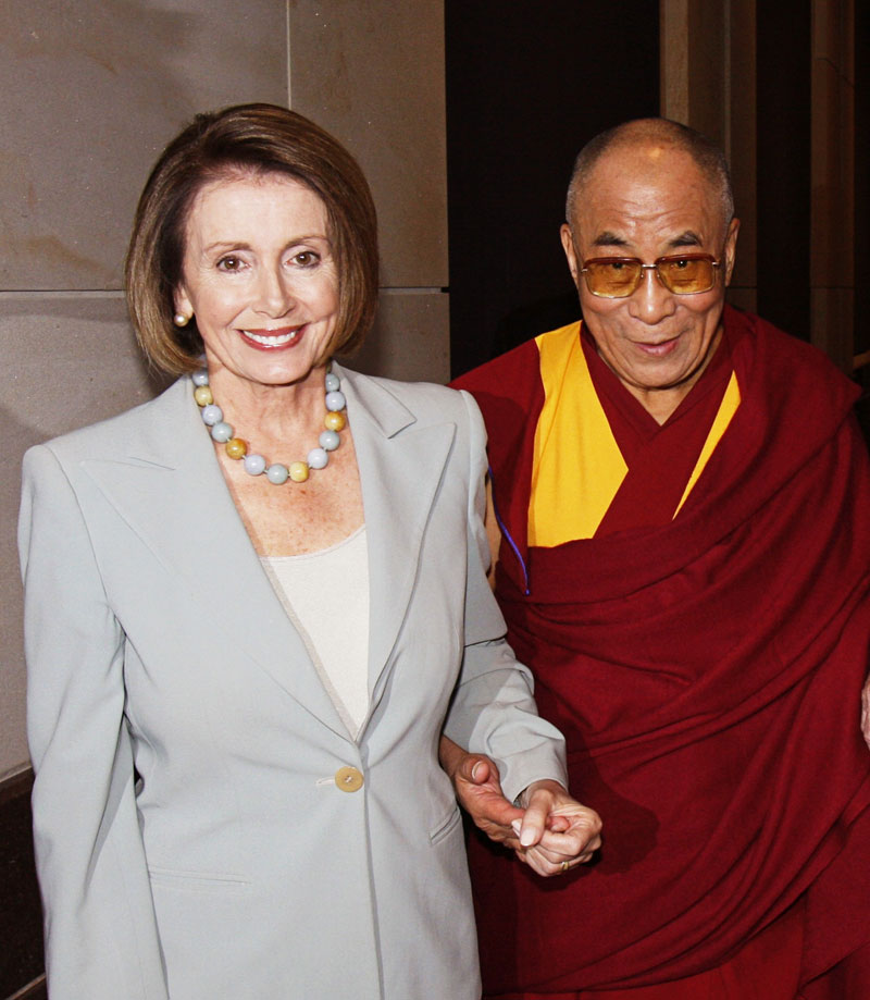 Le dalaï-lama en 2009 avec Nancy Pelosi, présidente de la Chambre des représentants des États-Unis (Source : Wikimedia Commons)
