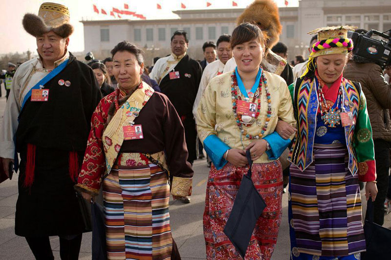 Les délégués de l'Assemblée populaire nationale (APN) du Tibet arrivent dans la Grande Salle du Peuple avant la séance d'ouverture de l'APN à Pékin, le 5 mars 2016. Mark Schiefelbein-AP
