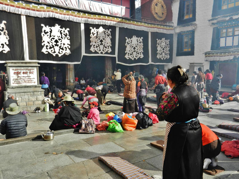 Dévotion populaire face au Jokhang (photo Thérèse De Ruyt, 12/12/2012)