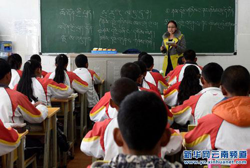 Une classe fréquentée par de jeunes Tibétains et Tibétaines