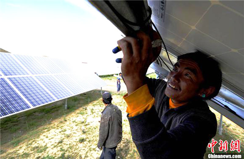 un installateur tibétain de panneaux photovoltaïques