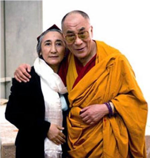 La multimillionnaire Rebiya Kadeer, présidente du WUC et le « Maître de Compassion » Tenzin Gyatso 