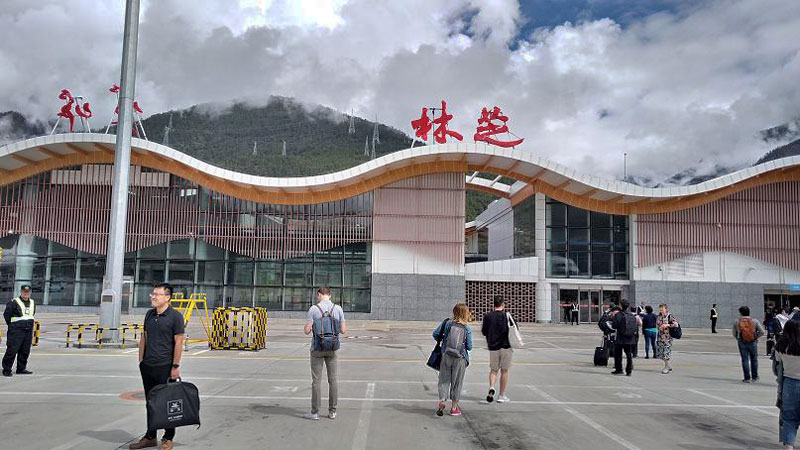L’aéroport de Nyingchi, l’un des cinq aéroports que compte la Région autonome du Tibet. Avant 1950, le Tibet ne connaissait ni chemin de fer, ni aéroport, ni même la moindre route carrossable (photo : Elena Ettinger, juin 2019)
