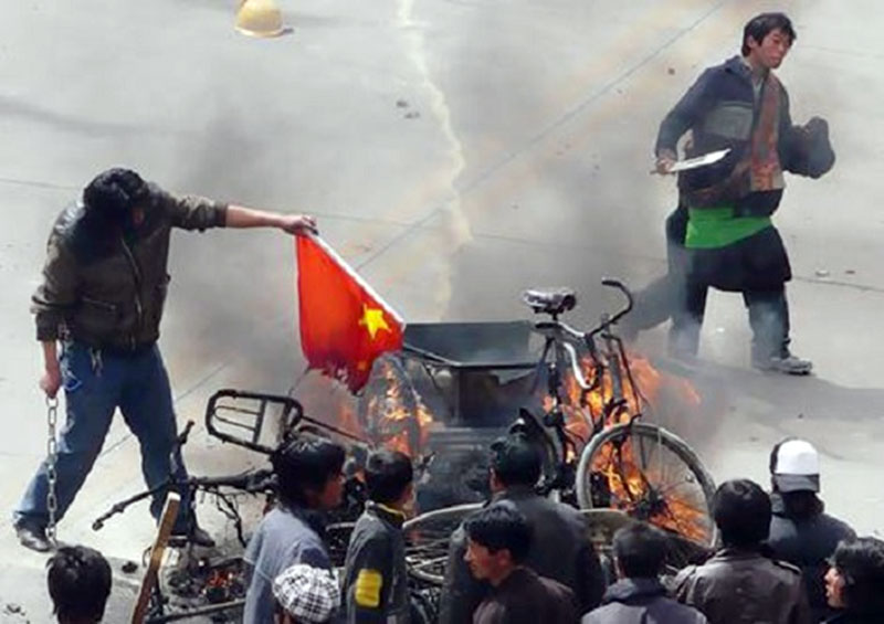 Des émeutiers tibétains armés s’attaquent à leurs concitoyens han à Lhassa en 2008
