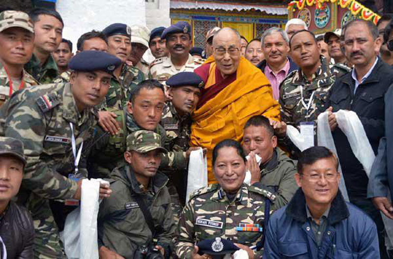 Le dalaï-lama aime montrer sa « compassion » envers les forces armées indiennes. Cette photo a été publiée par la Indian Defence Review. (http://www.indiandefencereview.com/news/his-holiness-the-dalai-lama-in-the-news-again/ )