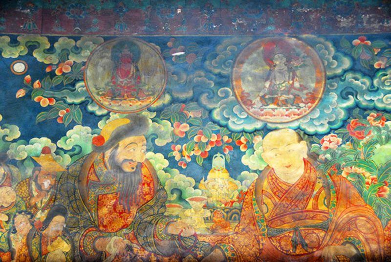 Gushri Khan avec Sonam Chophel (ou Sonam Rapden), le serviteur personnel du 5e dalaï-lama, trésorier du palais de Ganden Phodrang et artisan du pouvoir politique des gelugpa. Fresque du Jokhang. (Source : Wikimedia commons)
