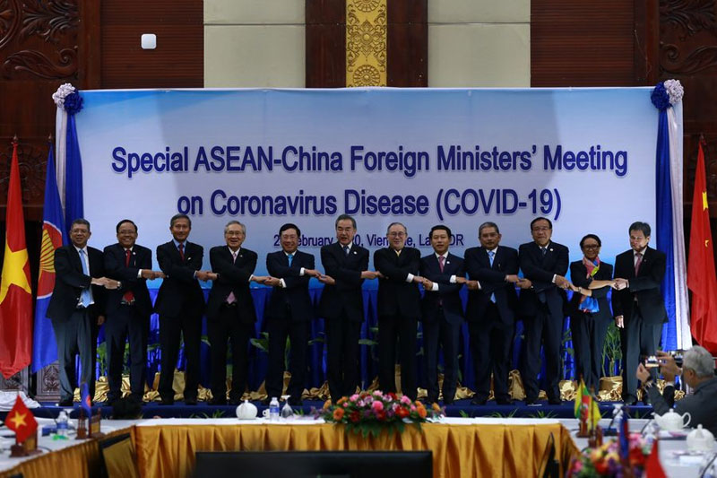 Le conseiller d'État et ministre des affaires étrangères chinois Wang Yi (6e à gauche) et les ministres des affaires étrangères des pays de l'ANASE (ou ASEAN) participent à la réunion spéciale des ministres des affaires étrangères ANASE-Chine sur la maladie du coronavirus à Vientiane, au Laos, le 20 février 2020. (Photo : Xinhua)