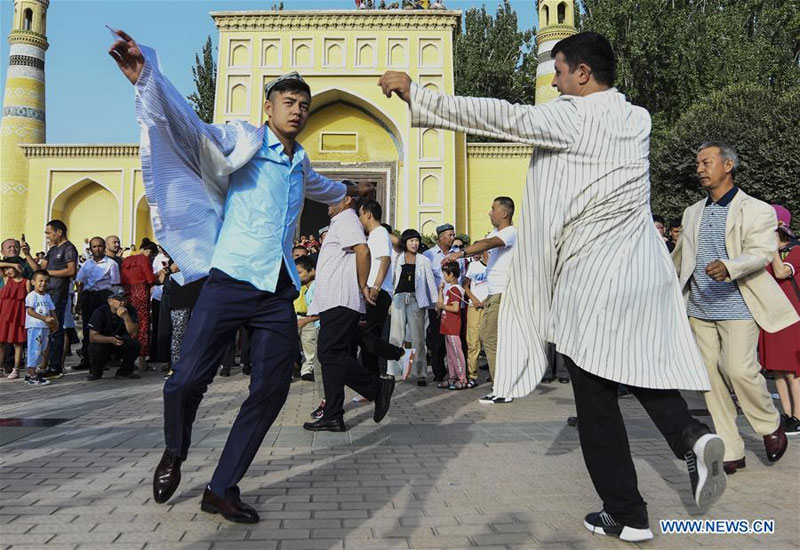 Les gens dansent sur de la musique devant une mosquée pendant la fête du Qurban, à Kashgar au Xinjiang chinois (11 août 2019, photo : Xinhua)