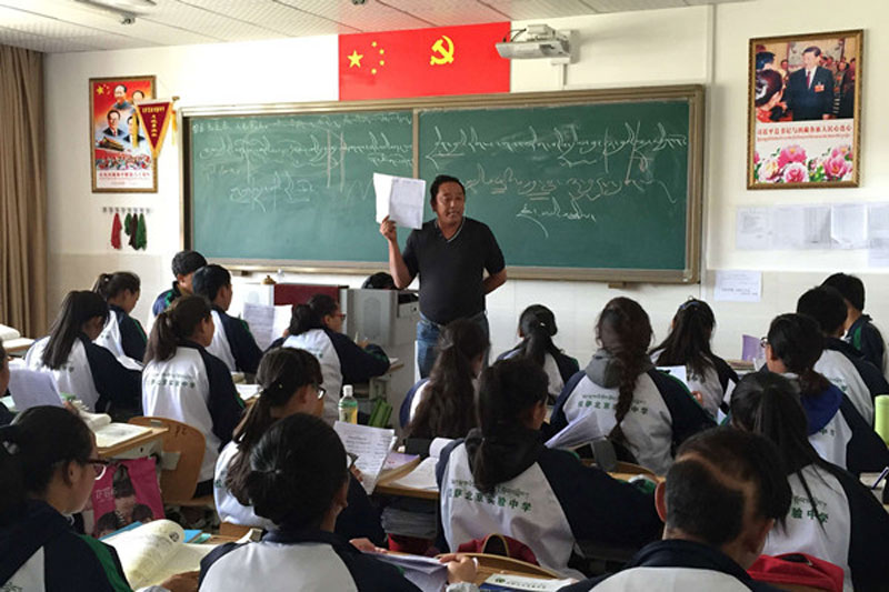 Des étudiants de la région autonome du Tibet suivent une leçon de tibétain à l'école intermédiaire expérimentale Lhassa-Beijing à Lhassa. (Photo de Zhang Yi, China Daily)