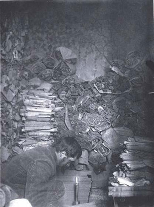 Paul Pelliot découvre les manuscrits dans une grotte de Mogao