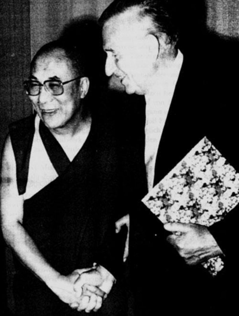 Le dalaï-lama avec Bruno Beger, anthropologue nazi, actif dans l’Ahnenerbe, décédé en 2009 à l’âge de 98 ans