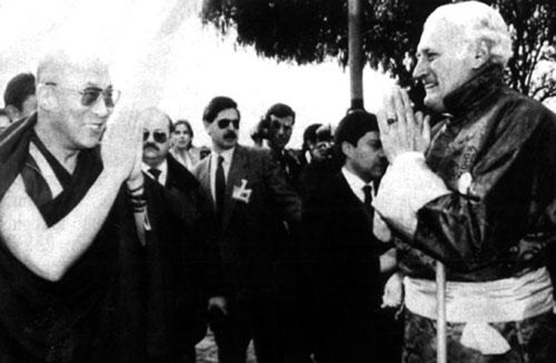 Le dalaï-lama avec Miguel Serrano, diplomate chilien, chantre du nazisme, décédé en 2009 à l’âge de 91 ans
