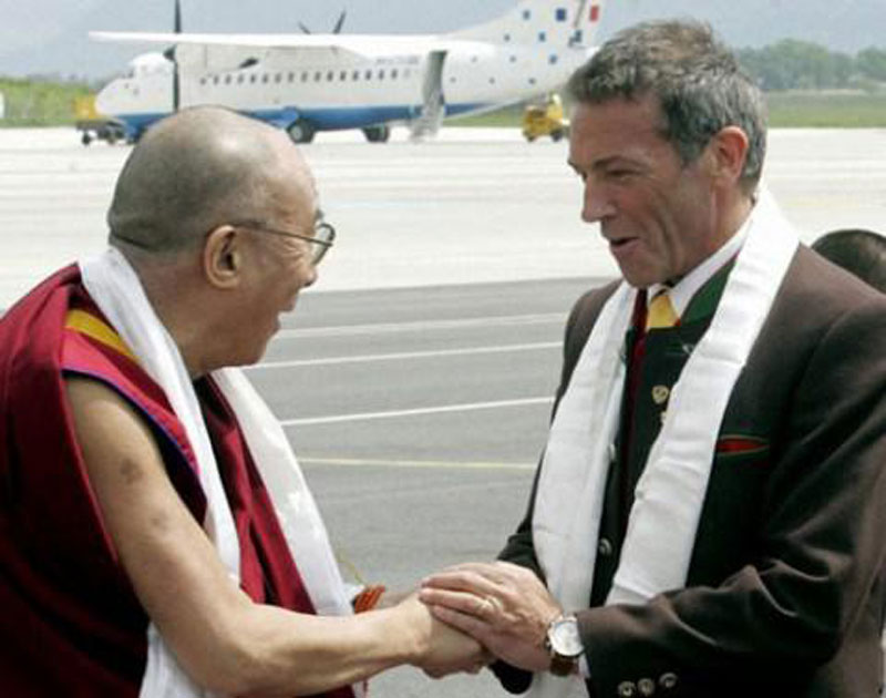 Le dalaï-lama avec Jörg Haider, le dirigeant du FPÖ autichien, admirateur du 3e Reich, décédé en 2008 à l’âge de 58 ans