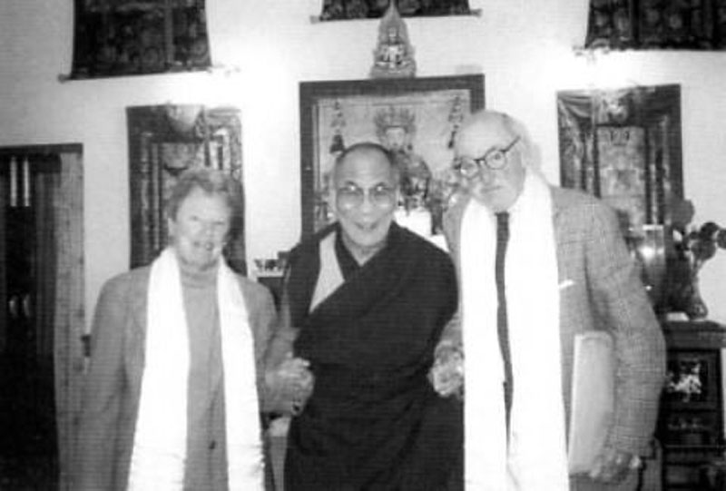 Le dalaï-lama avec, à sa gauche, John Kenneth Knaus, ancien agent de la CIA, formateur de guérilleros tibétains antichinois, décédé en 2016 à l’âge de 92 ans
