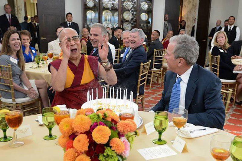 Le dalaï-lama fête son 80e anniversaire le 01/07/2015 avec son ami et généreux donateur George W. Bush (qui a envahi l’Irak au mépris du droit international).