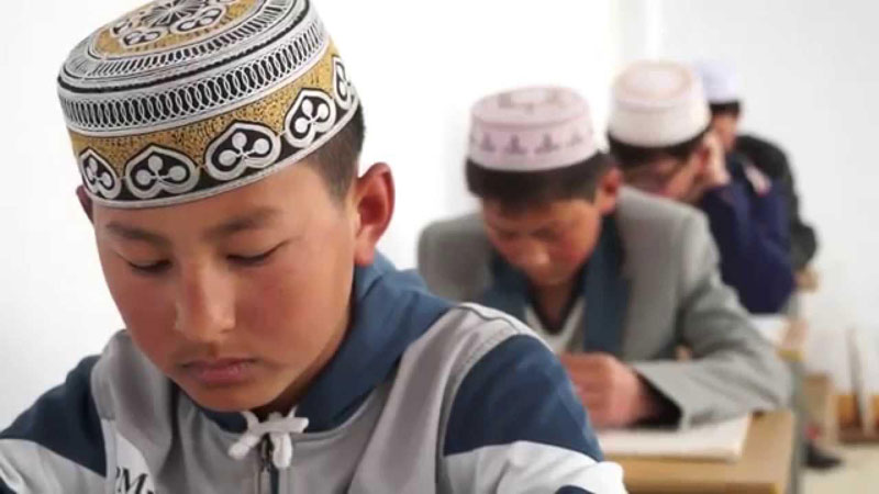 Jeunes Ouïghours en classe d'étude du Coran