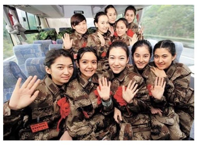 Femmes ouïghours membres de l'Armée populaire de libération (APL, 中国人民解放军) 