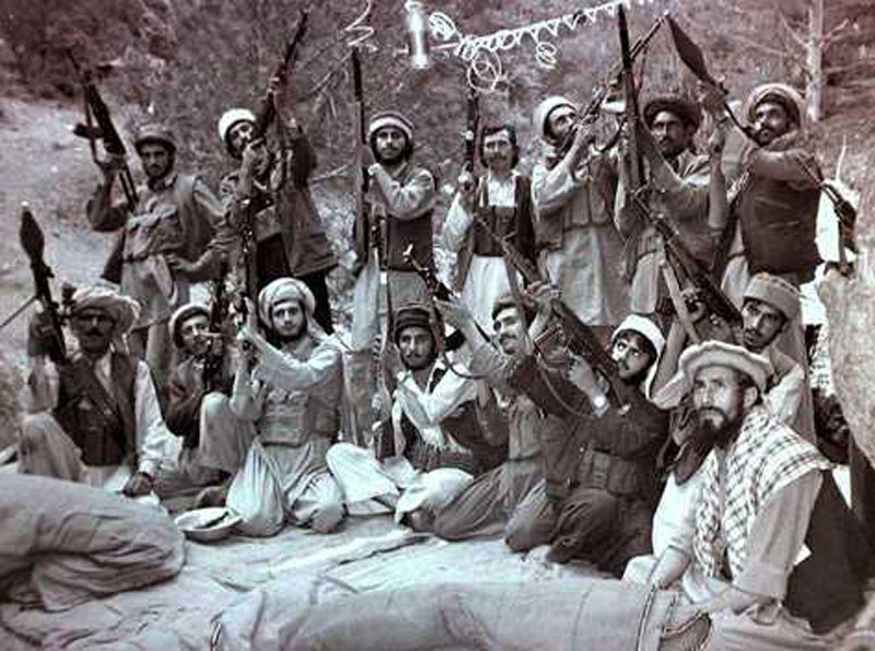 Clan de rebelles islamistes en 1979 © etudetactique.wordpress.com dans « Programme afghan : la CIA avant l’URSS pendant la guerre d’Afghanistan », publié le 10/12/2018 par basiquemagazine