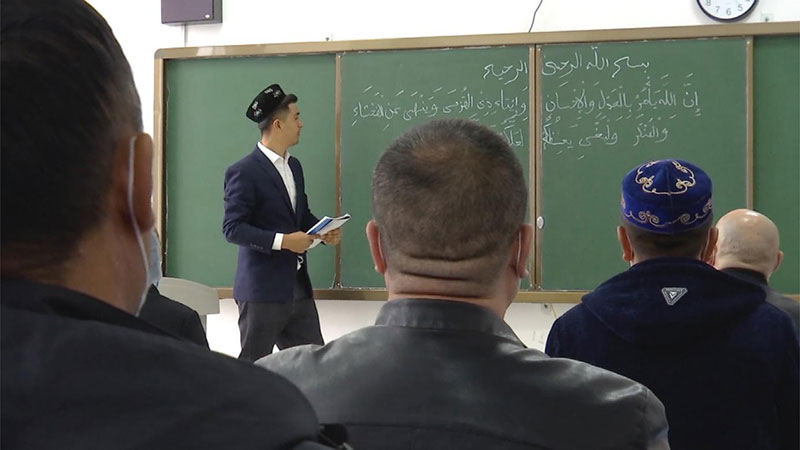 Un professeur musulman enseigne comment chanter correctement les versets du Coran à la Division d’Ili de l’Institut islamique du Xinjiang. 