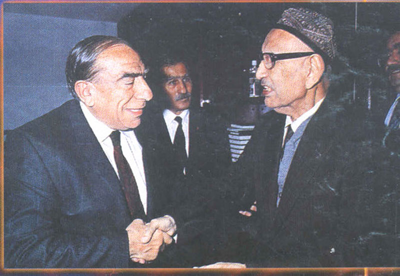 Isa Yusuf Alptekin (à droite sur la photo)