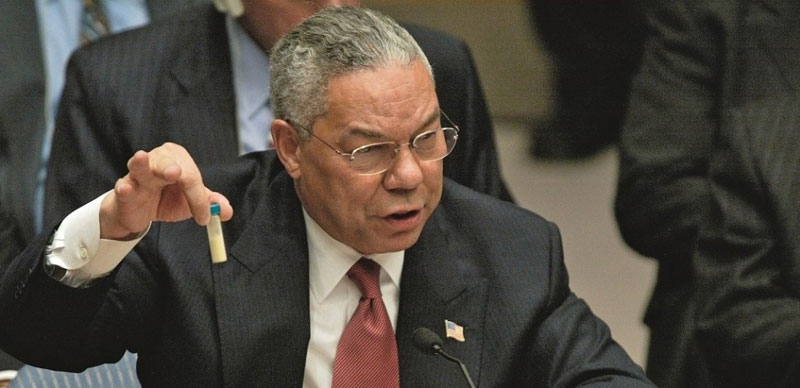 Colin Powell, en février 2003, devant les Nations Unies. Le secrétaire d’Etat américain exhibe une fiole d’anthrax censée prouver que l’Irak possède des armes biologiques. Le pays sera détruit sur la foi de cette preuve falsifiée. Photo © Timothy A. Clary