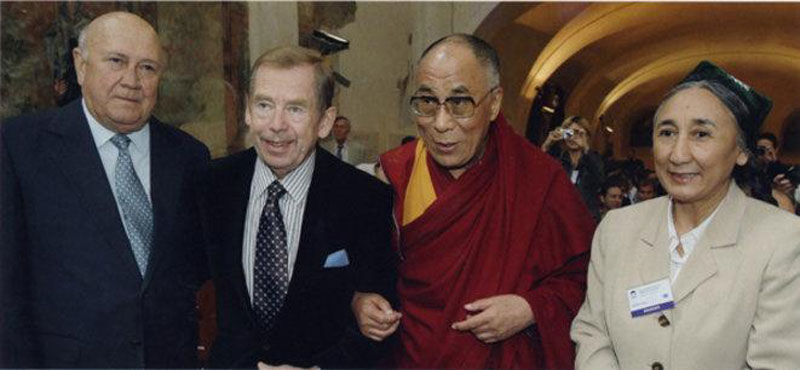 Rebiya Kadeer photographiée avec Frederik Willem De Klerk, Vaclav Havel et le Dalaï Lama. 