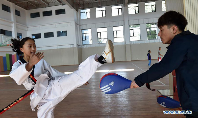 Une jeune fille apprend le taekwondo au Palais de la jeunesse de la région autonome du Tibet à Lhassa, capitale de la région autonome du Tibet.