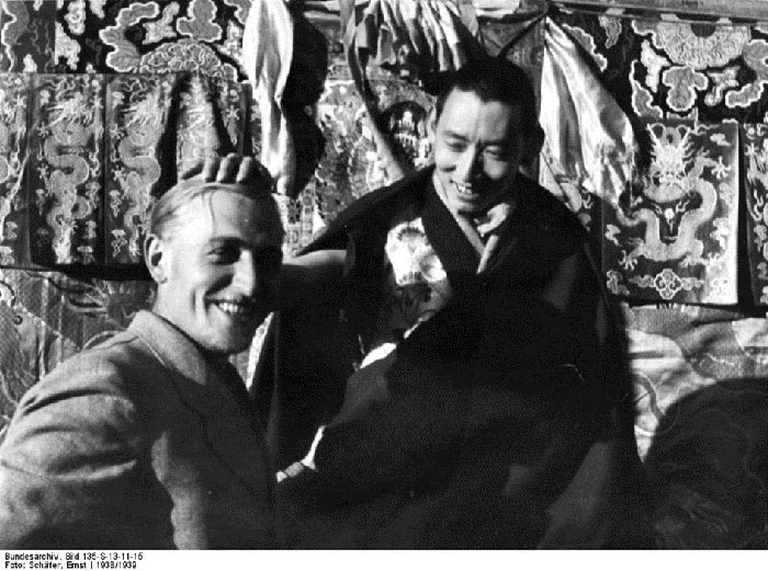 Bruno Beger avec le Régent du Tibet, Reting Rimpoche. Celui-ci fut aussi le Premier précepteur du jeune 14e dalaï-lama et un proche ami de sa famille. (Source : Archives fédérales allemandes/Wikimedia commons)