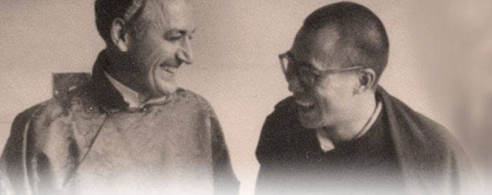 Le jeune dalaï-lama plaisantant et riant avec l’« hitlérien ésotérique » Miguel Serrano. (Source :  https://history.blogberth.com/2017/05/14/miguel-serrano-and-the-dalai-lama-joking-and-laughing-at/)