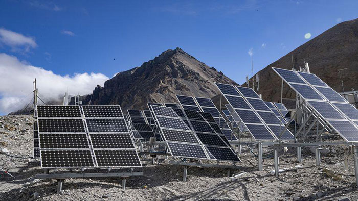 Panneaux solaires utilisés pour alimenter la station de base 5G construite à une altitude de 5.300 mètres près du camp de base du mont Qomolangma, dans la région autonome du Tibet