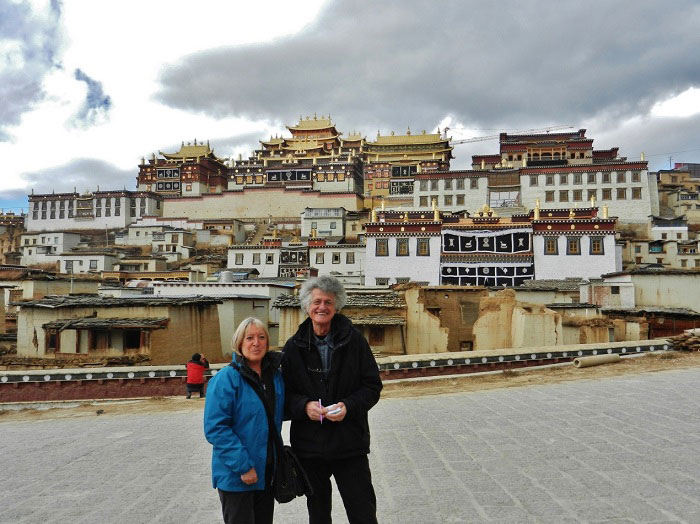 André Lacroix et Thérèse De Ruyt devant le monastère de Songsanlin (Yunnan) (Photo : Thérèse De Ruyt/11 novembre 2012) 