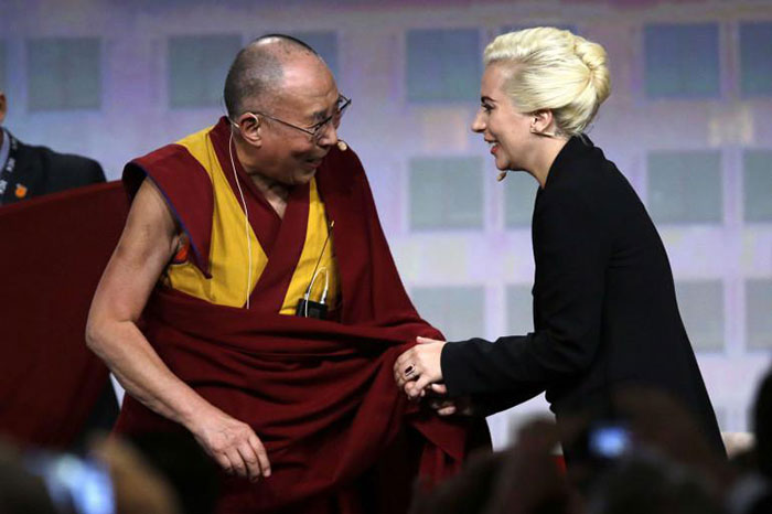En 2016, Le Dalaï lama salue Lady Gaga à Indianapolis
