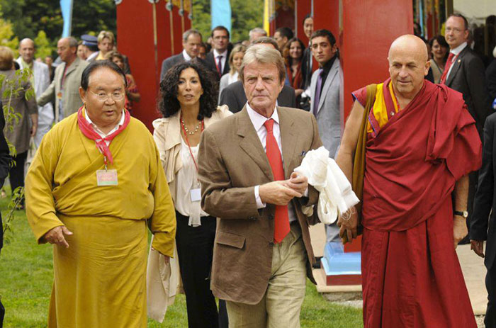 Sogyal Rinpoché et Matthieu Ricard, entourant Bernard Kouchner, à l'inauguration du temple de Lerab Ling en 2008. 