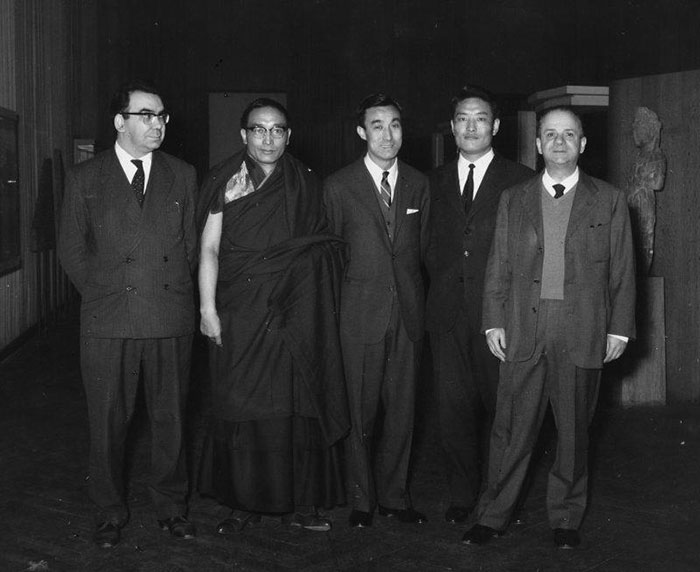 Lionello Lanciotti, guéshé Jampel Singe, Lobsang Samten (un des 3 frères aînés du dalaï-lama, décédé en 1965), Namkhai Norbu Rinpoché et Luciano Petech en 1961 à l'IsMEO à Rome