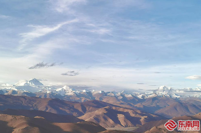 Au Tibet en septembre, le ciel est haut et les nuages ​​sont clairs, et le mont Everest est majestueux.