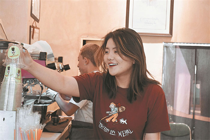 Gongsang Dekyi travaille au café Kakimo à Lhassa, dans la région autonome du Tibet (sud-ouest de la Chine). (Photo / China Daily)