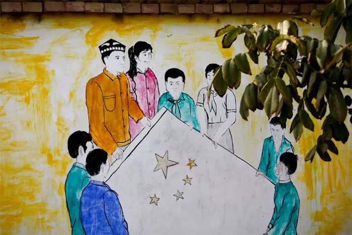 Fresque murale de propagande à Hotan, 2018. Andy Wong / AP