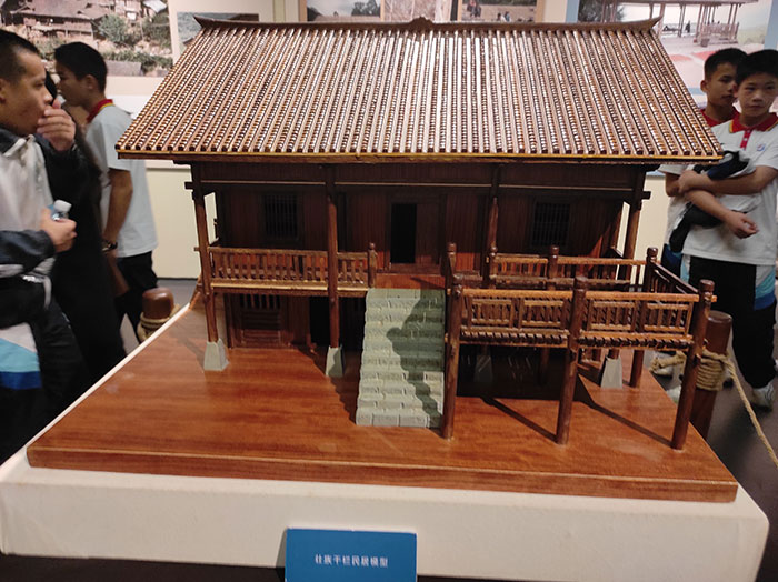 Modèle réduit d’une maison traditionnelle des Zhuang au Musée anthropologique du Guangxi (photo : A. Ettinger)