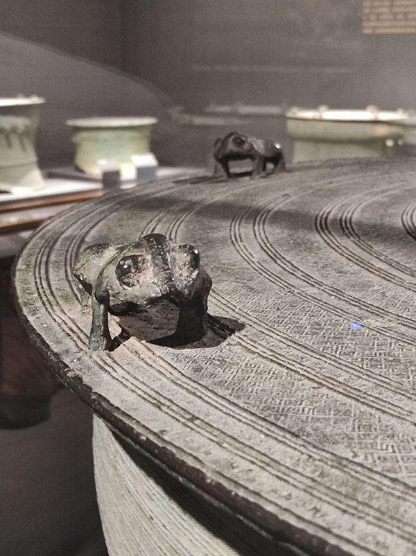 Tambour de bronze décoré de grenouilles (Musée anthropologique du Guangxi, photo : A. Ettinger)
