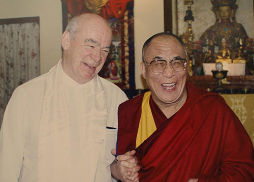 « Sa Sainteté » et son ami Roger McCarthy qui commandait les opérations de la CIA au Tibet. Photo reproduite p. 179.